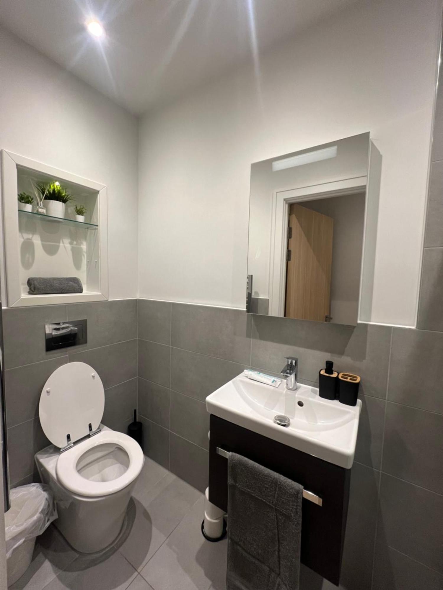 London Luxxe Suites & Apartments - London Heathrow Airport, Terminal 1 2 3 4 5 Χίλινγκτον Εξωτερικό φωτογραφία