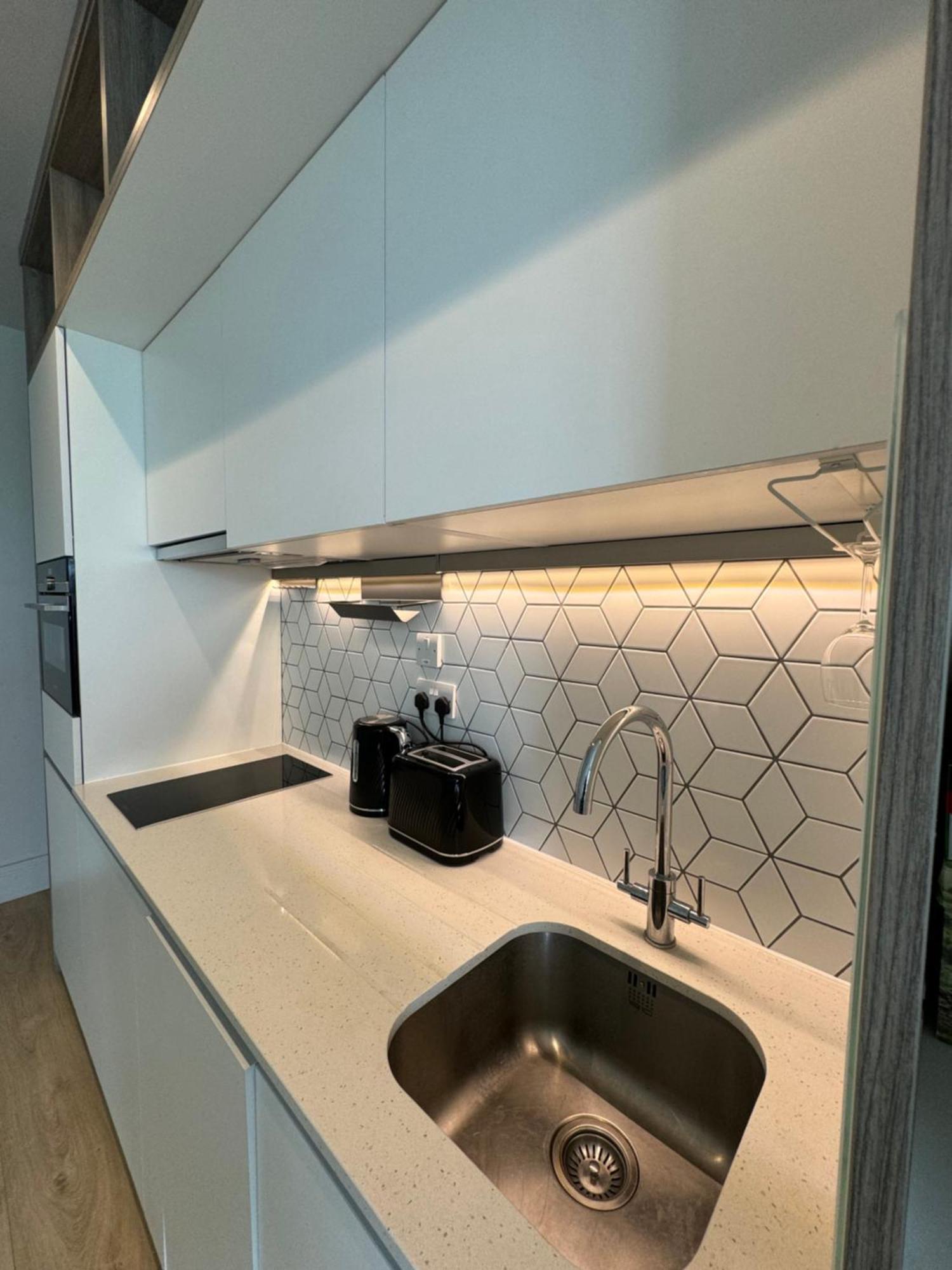 London Luxxe Suites & Apartments - London Heathrow Airport, Terminal 1 2 3 4 5 Χίλινγκτον Εξωτερικό φωτογραφία